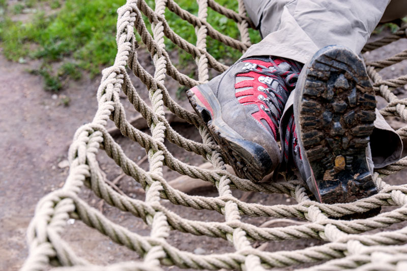 Mit Wanderschuhen im Kletternetz© FotoGentile
